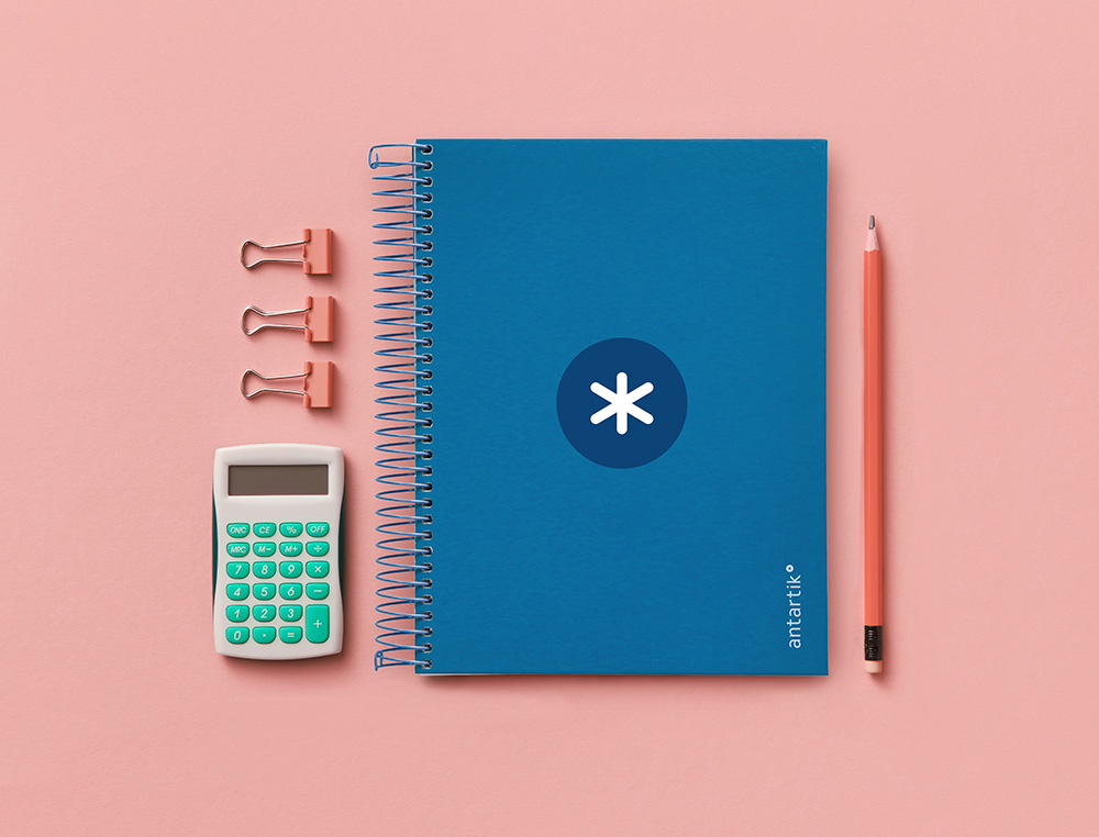 CUADERNO ESPIRAL A5 MICRO ANTARTIK TAPA FORRADA120H 90 GR CUADRO 5MM 5 BANDAS6 TALADROS COLOR AZUL OSCURO