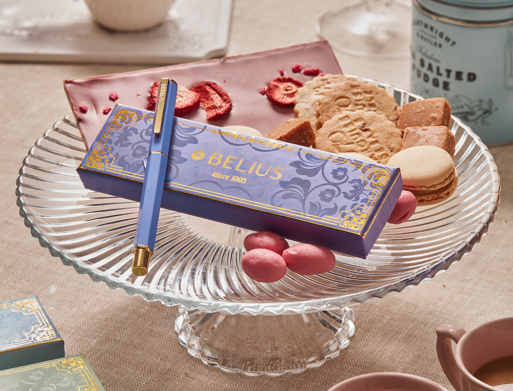 BOLIGRAFO BELIUS MACARON BLISS FORMA HEXAGONAL COLOR MORADO Y DORADO TINTA AZUL CAJA DE DISEÑO